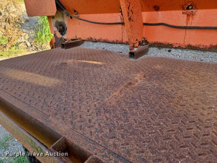 image for item DY0836 1994 Ford F250 flatbed pickup truck
