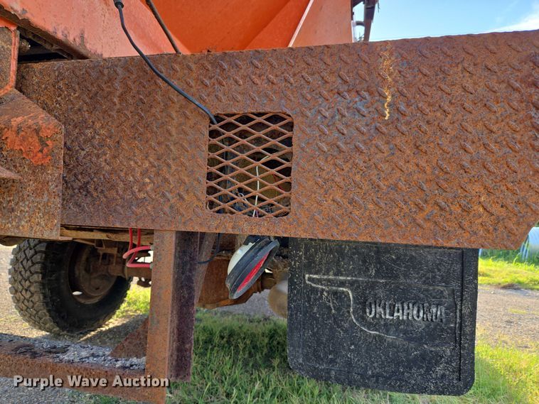 image for item DY0836 1994 Ford F250 flatbed pickup truck