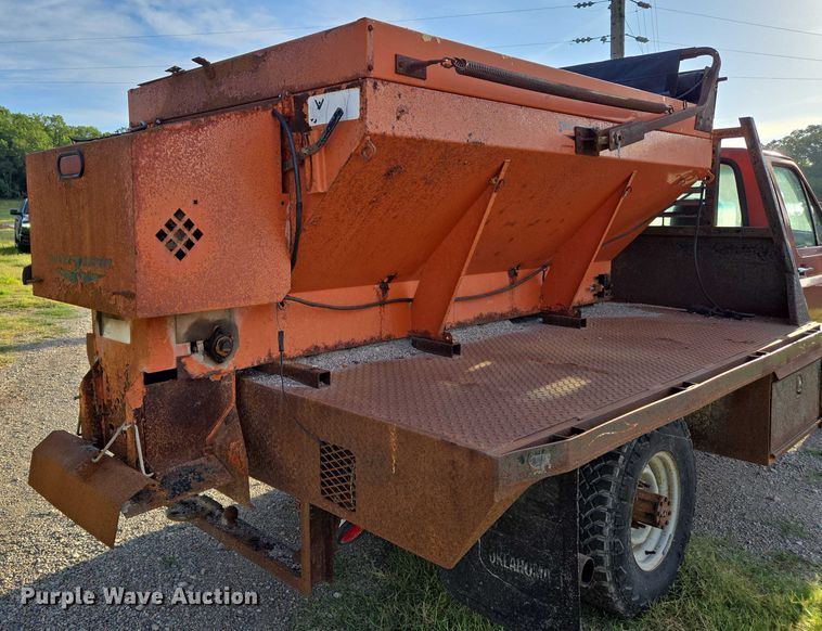 image for item DY0836 1994 Ford F250 flatbed pickup truck