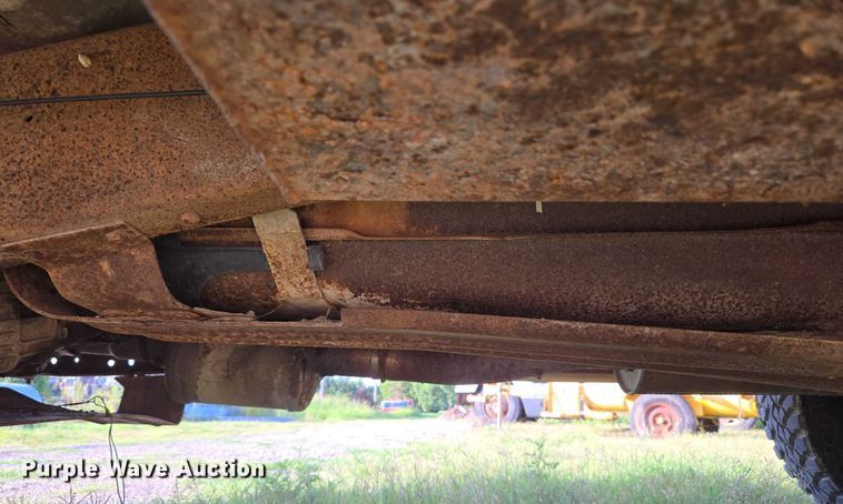 image for item DY0836 1994 Ford F250 flatbed pickup truck