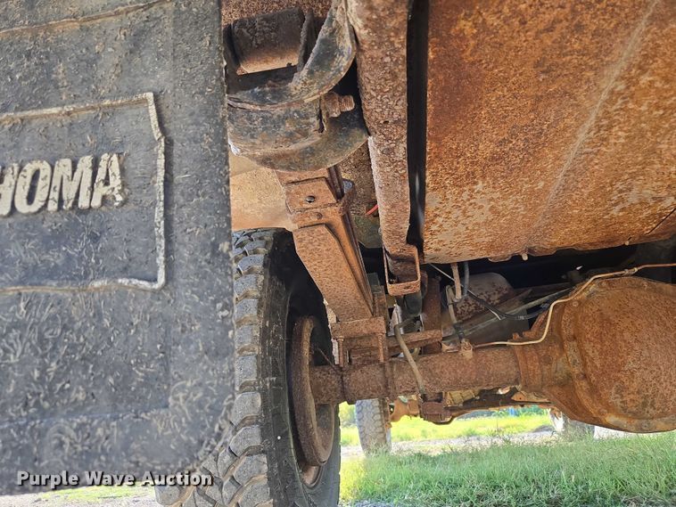 image for item DY0836 1994 Ford F250 flatbed pickup truck