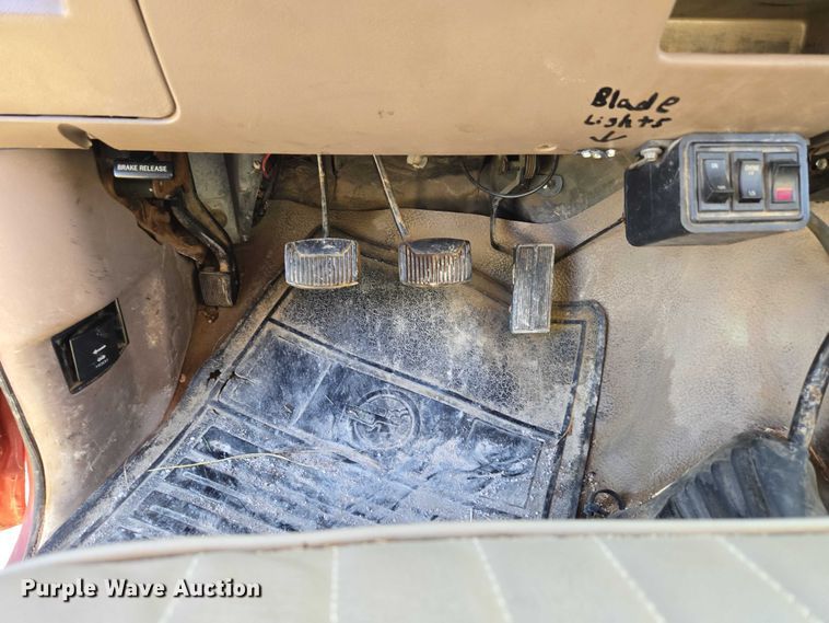 image for item DY0836 1994 Ford F250 flatbed pickup truck