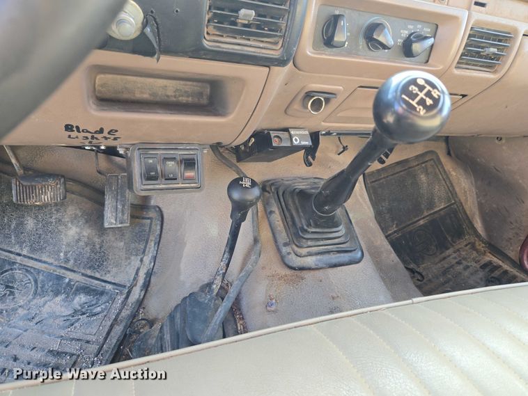 image for item DY0836 1994 Ford F250 flatbed pickup truck