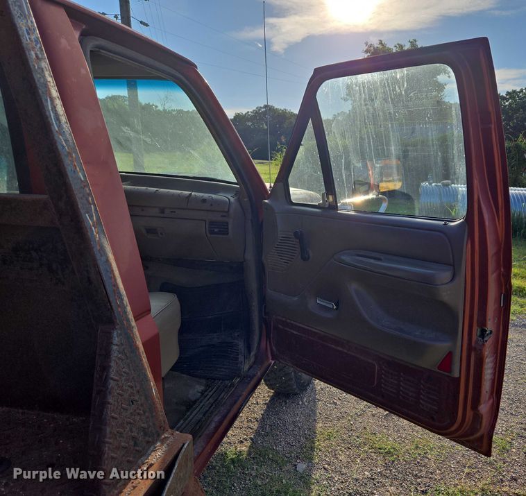 image for item DY0836 1994 Ford F250 flatbed pickup truck