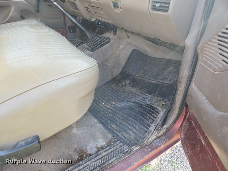 image for item DY0836 1994 Ford F250 flatbed pickup truck
