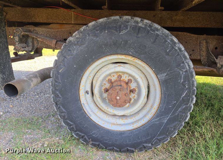 image for item DY0836 1994 Ford F250 flatbed pickup truck