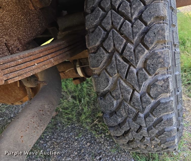 image for item DY0836 1994 Ford F250 flatbed pickup truck