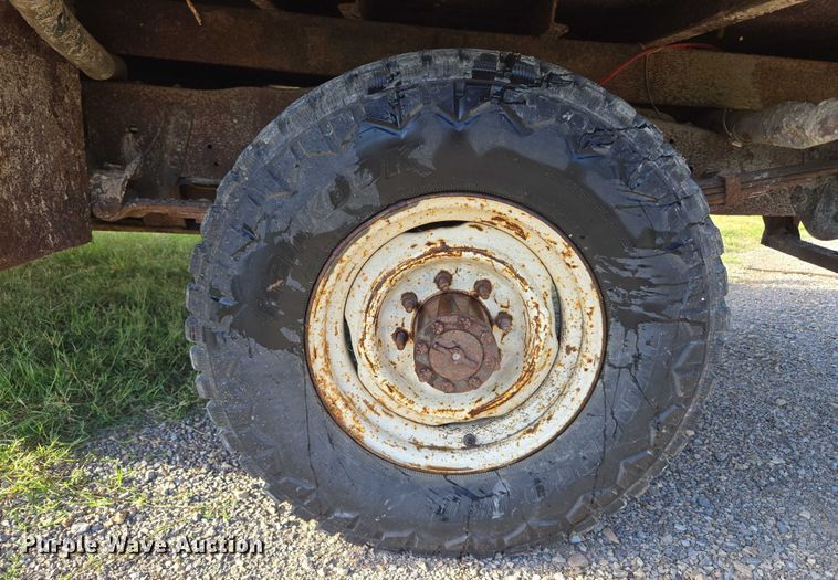 image for item DY0836 1994 Ford F250 flatbed pickup truck
