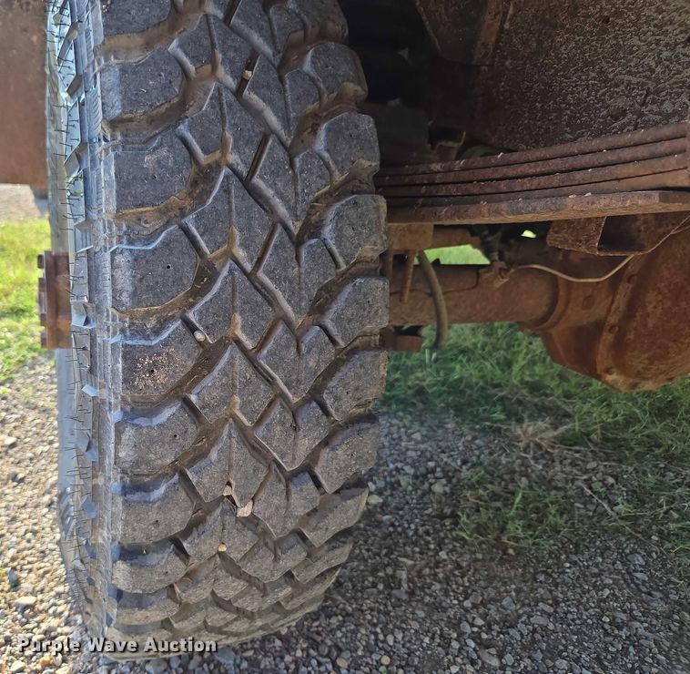 image for item DY0836 1994 Ford F250 flatbed pickup truck