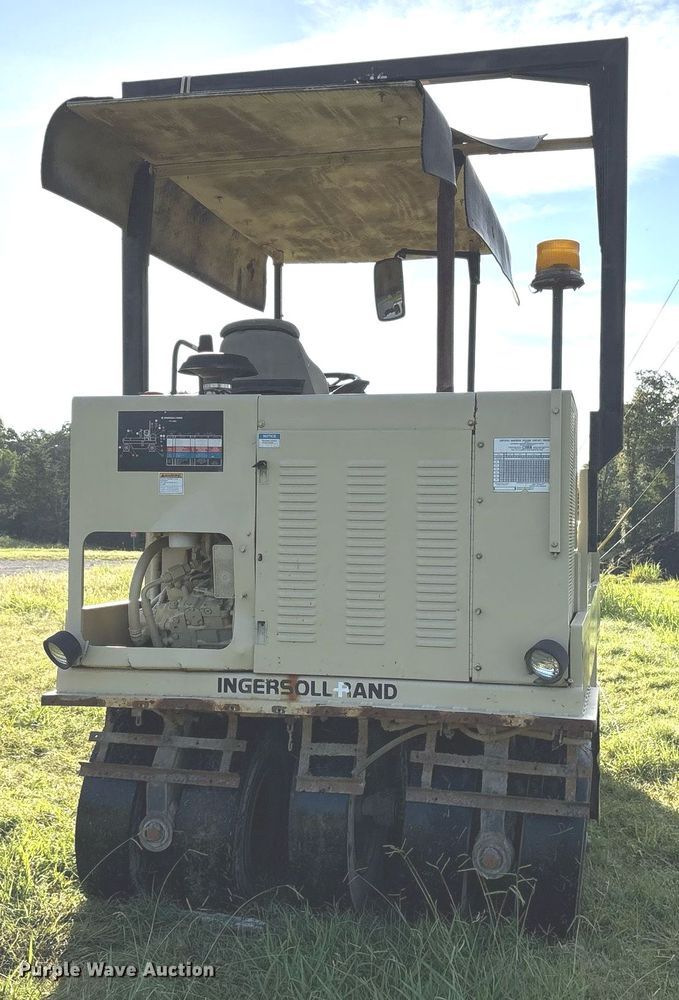 image for item DY0837 1998 Ingersoll Rand PT-125R pneumatic roller