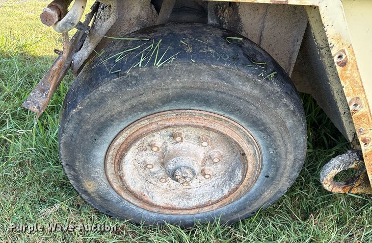 image for item DY0837 1998 Ingersoll Rand PT-125R pneumatic roller