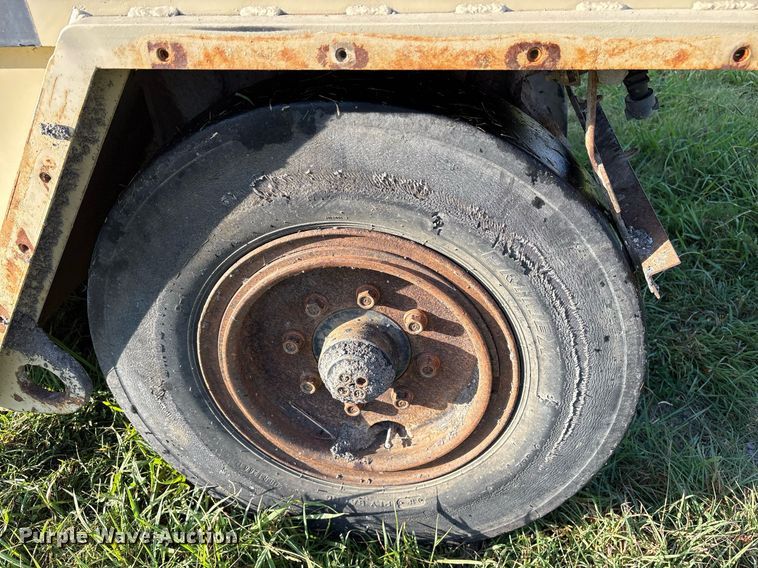 image for item DY0837 1998 Ingersoll Rand PT-125R pneumatic roller