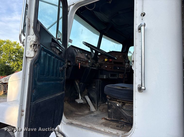 image for item DY0839 1990 Freightliner USF-1E dump truck