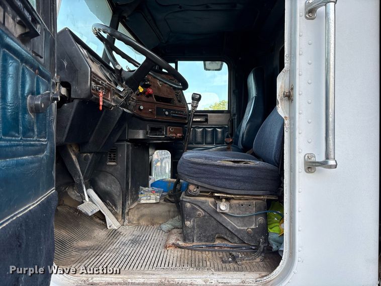 image for item DY0839 1990 Freightliner USF-1E dump truck