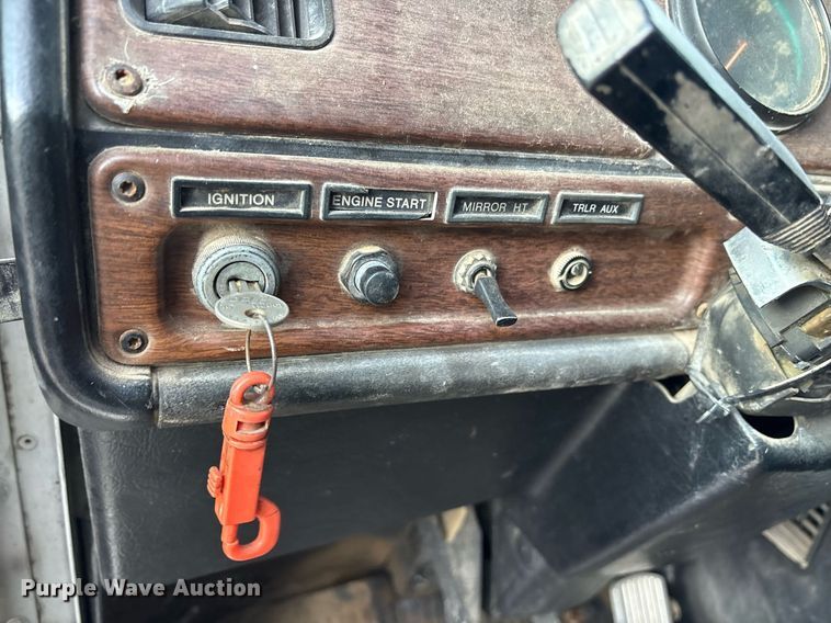 image for item DY0839 1990 Freightliner USF-1E dump truck