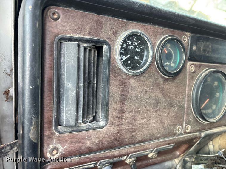 image for item DY0839 1990 Freightliner USF-1E dump truck