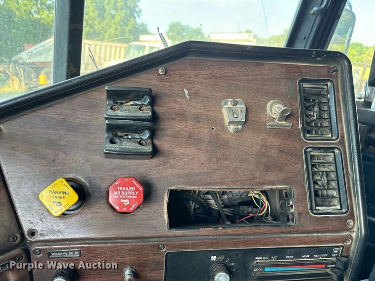 image for item DY0839 1990 Freightliner USF-1E dump truck