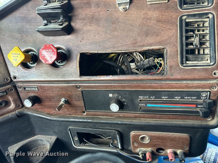 image for item DY0839 1990 Freightliner USF-1E dump truck