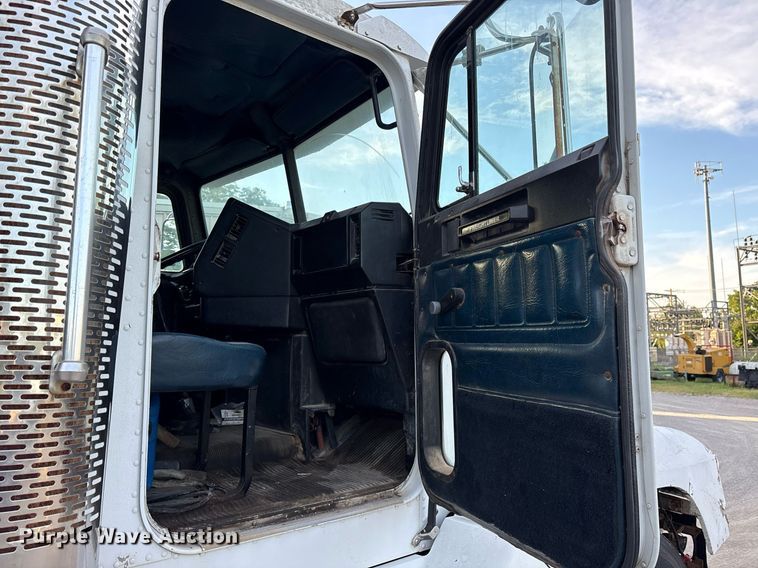 image for item DY0839 1990 Freightliner USF-1E dump truck