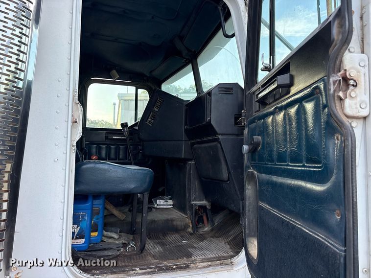 image for item DY0839 1990 Freightliner USF-1E dump truck