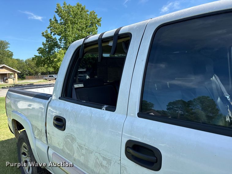 image for item DY0841 2006 Chevrolet Silverado 1500 Crew Cab pickup truck