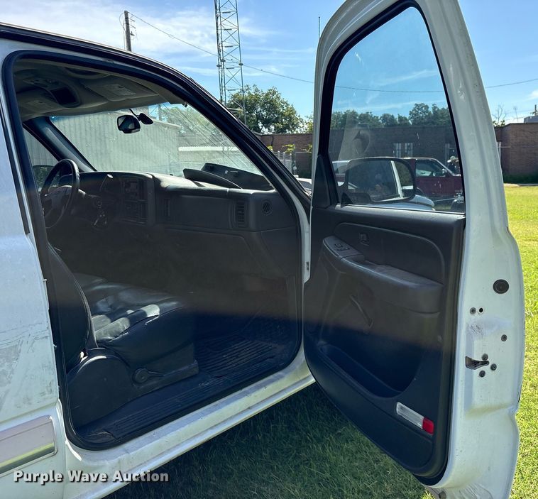 image for item DY0841 2006 Chevrolet Silverado 1500 Crew Cab pickup truck