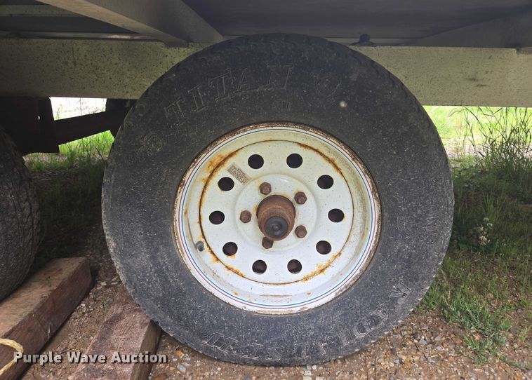 image for item DY0978 2004 H&S ENC-V8620A enclosed snowmobile trailer