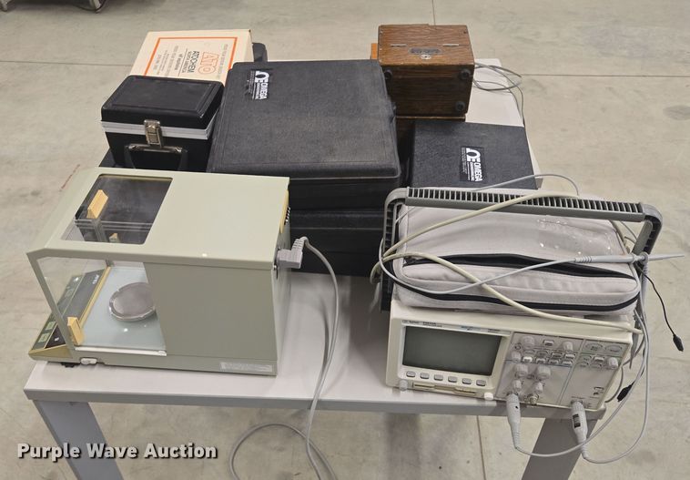 image for item DY0996 Assorted lab equipment