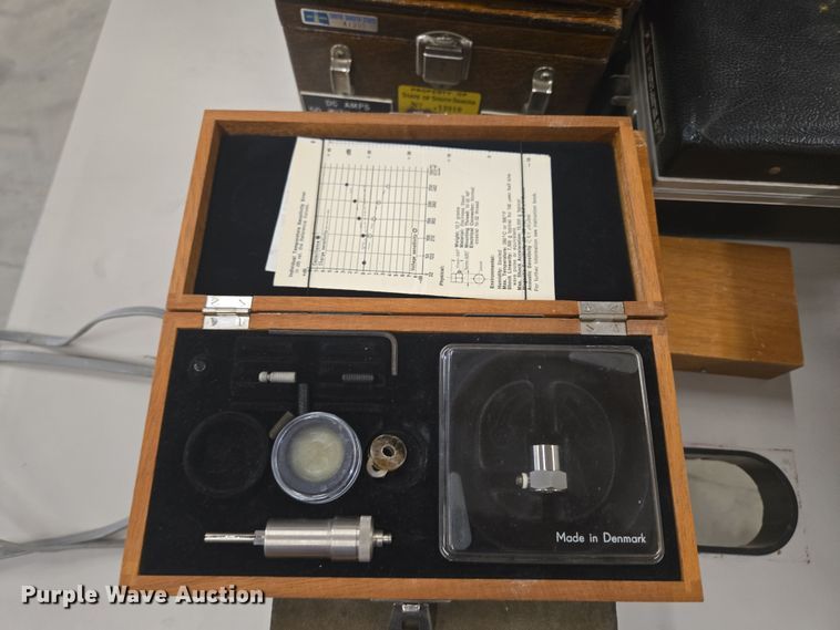 image for item DY0996 Assorted lab equipment