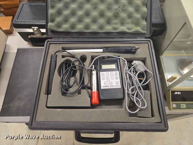 image for item DY0996 Assorted lab equipment