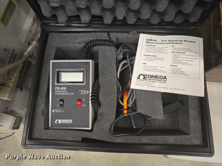 image for item DY0996 Assorted lab equipment