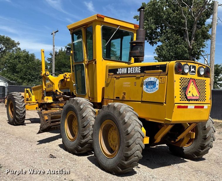 image for item DZ8724 1980 John Deere 670A motor grader