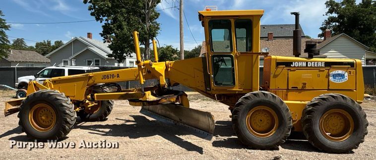 image for item DZ8724 1980 John Deere 670A motor grader
