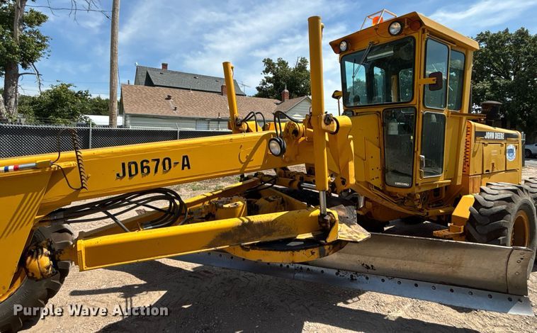 image for item DZ8724 1980 John Deere 670A motor grader