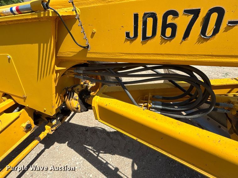 image for item DZ8724 1980 John Deere 670A motor grader