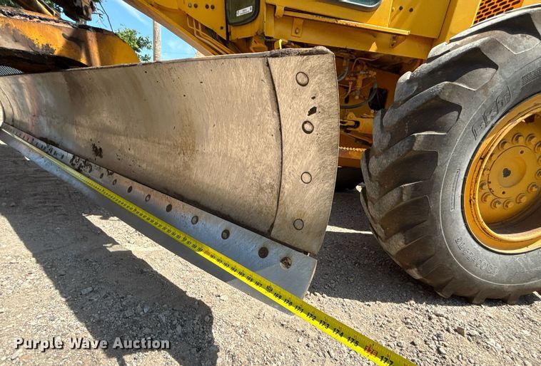 image for item DZ8724 1980 John Deere 670A motor grader