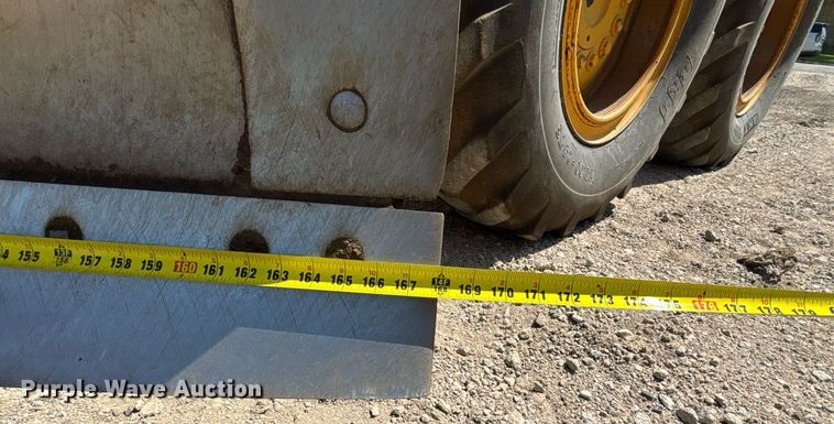 image for item DZ8724 1980 John Deere 670A motor grader