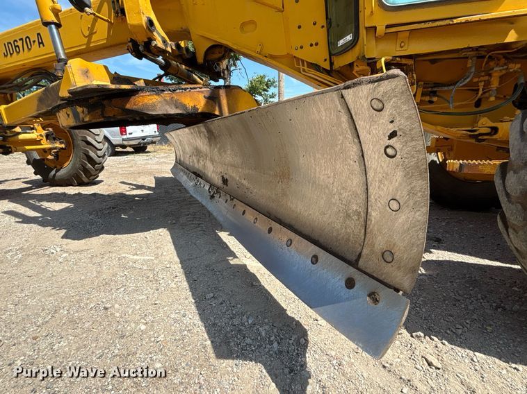 image for item DZ8724 1980 John Deere 670A motor grader