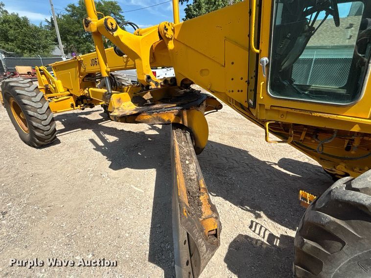 image for item DZ8724 1980 John Deere 670A motor grader