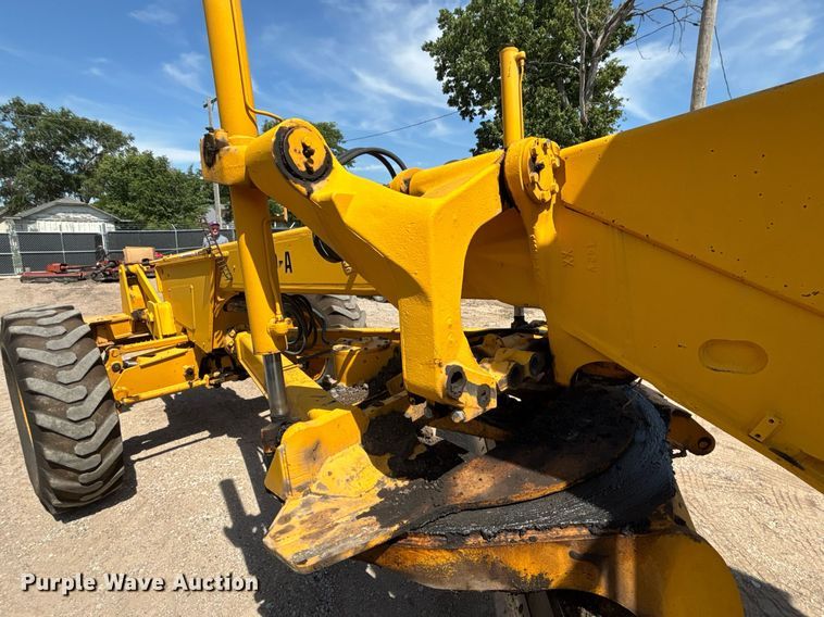 image for item DZ8724 1980 John Deere 670A motor grader