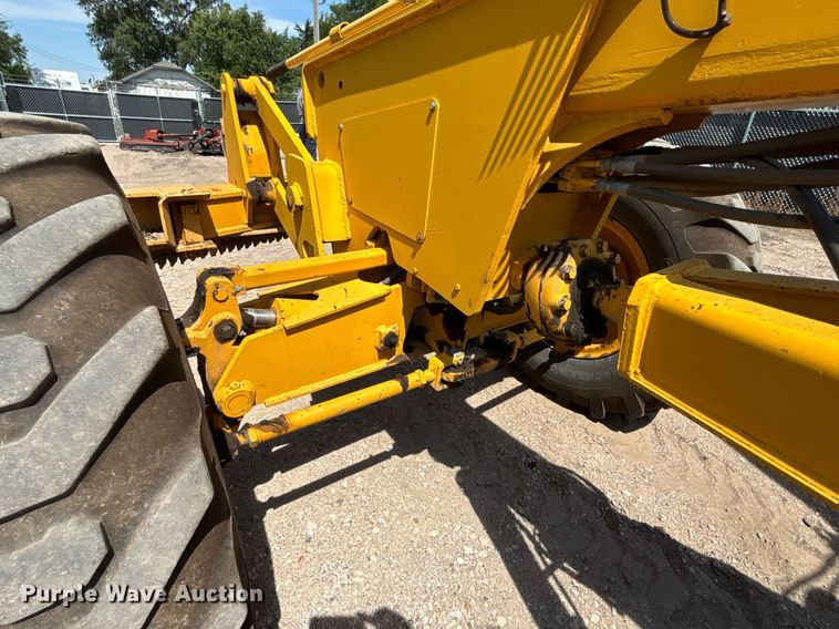 image for item DZ8724 1980 John Deere 670A motor grader