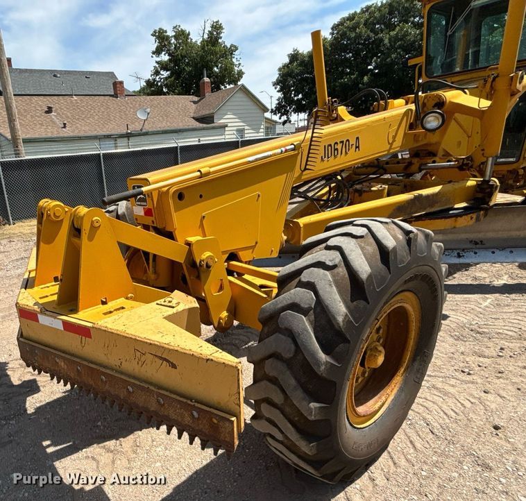 image for item DZ8724 1980 John Deere 670A motor grader