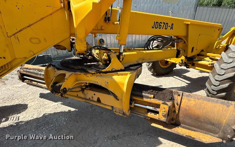 image for item DZ8724 1980 John Deere 670A motor grader