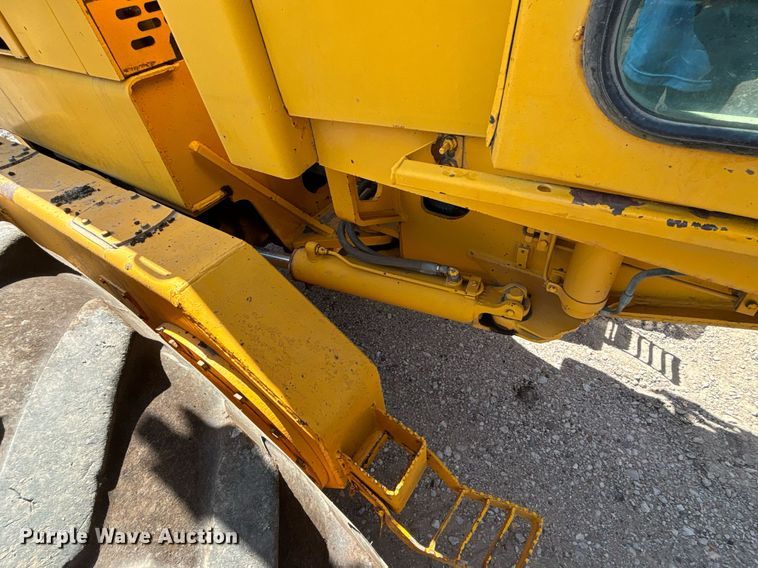 image for item DZ8724 1980 John Deere 670A motor grader