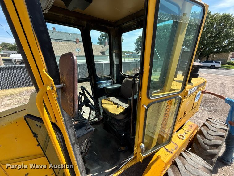 image for item DZ8724 1980 John Deere 670A motor grader