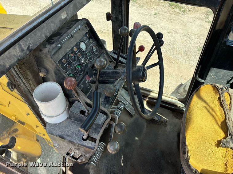 image for item DZ8724 1980 John Deere 670A motor grader