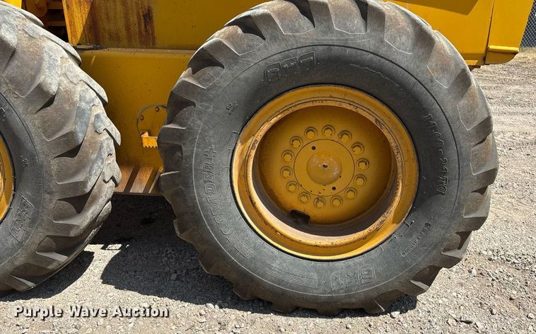 image for item DZ8724 1980 John Deere 670A motor grader