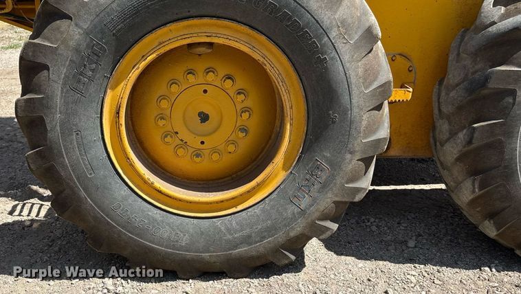 image for item DZ8724 1980 John Deere 670A motor grader