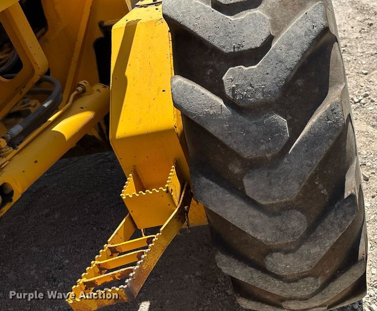 image for item DZ8724 1980 John Deere 670A motor grader