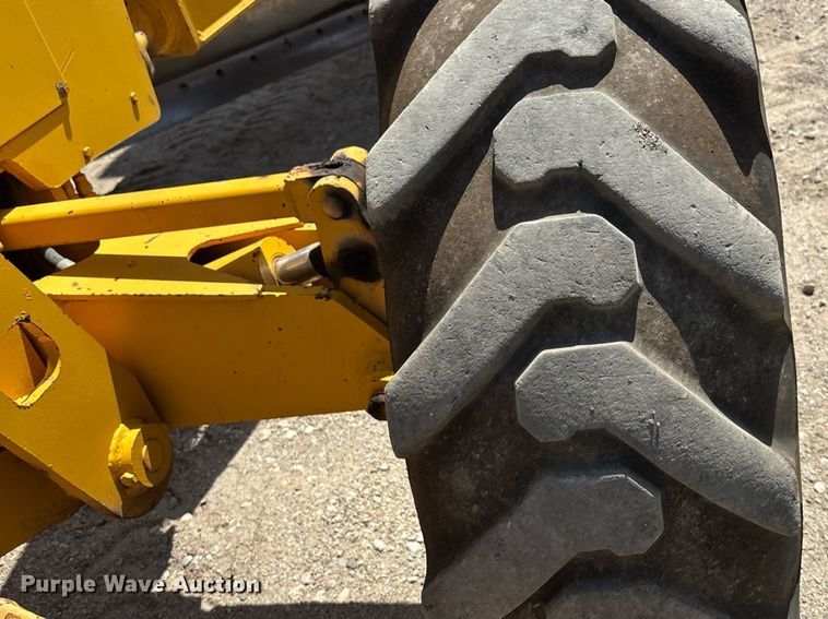 image for item DZ8724 1980 John Deere 670A motor grader